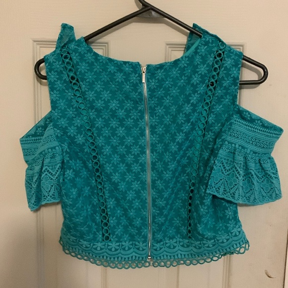 Bebe green cold shoulder crop top - Picture 2 of 3